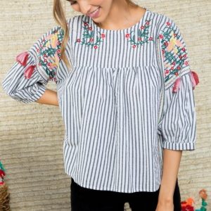 Blusa a rayas bordada