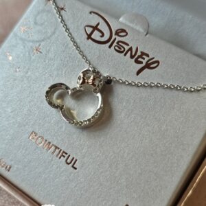 Dije con cadena Minnie moño