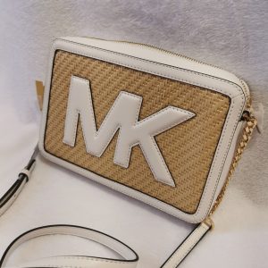 Michael Kors crossbody en rafia y piel