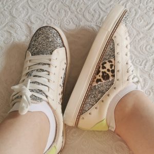 Tenis glitter con animal print para mujer
