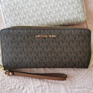 Michael Kors cartera monograma cafe