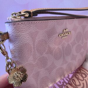 Coach wristlet rosa con dije